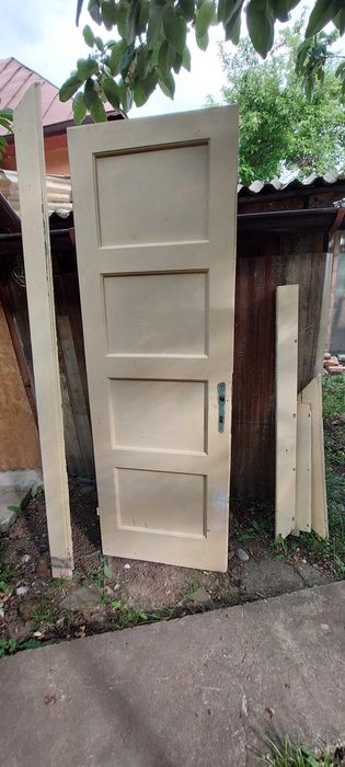 Vând mobilă living, ușă interior și șine perdele în stare foarte bună.