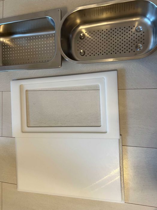 Tavi de gatit si copt cu strecuratoare si suport