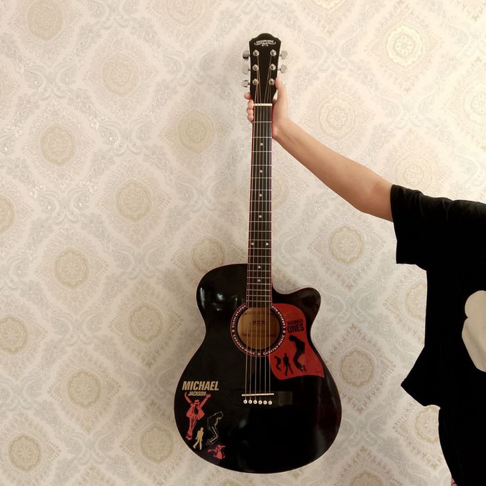 gitara sotiladi srochni  2 mln