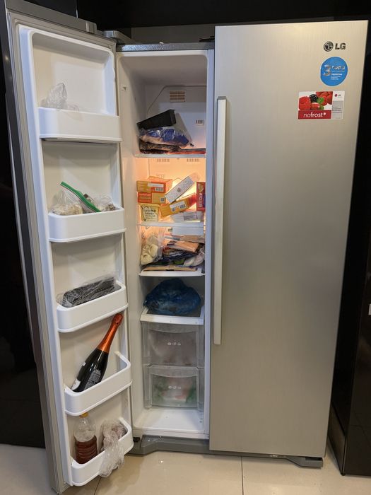Срочно продается двухкамерный холодильник LG
