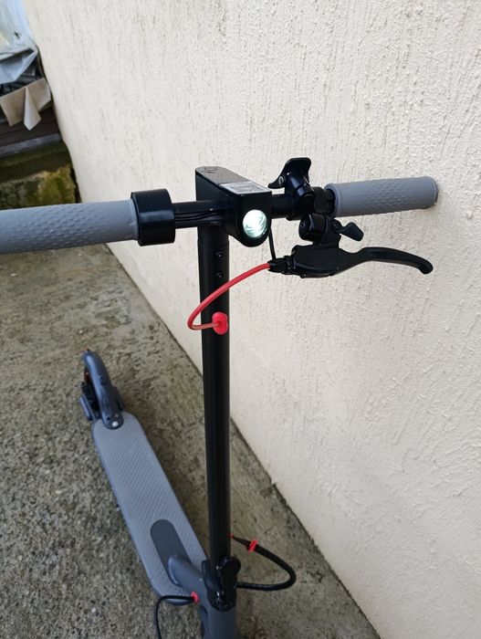 Vând trotinetă electrică copii cu vârsta de la patru ani.