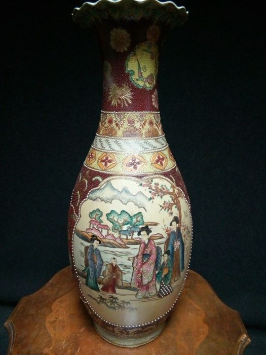 Eleganta vaza de dimensiuni impozante chinezeasca pictata integral manual ,scena specifica stilului ,stare foarte bună,h 65 cm
