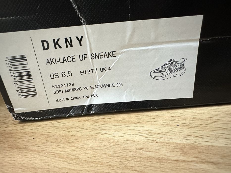 Кроссовки бренда DKNY