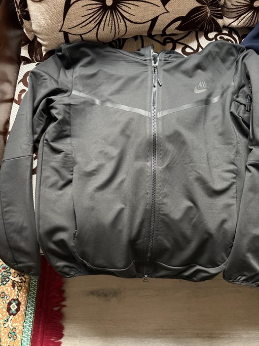 Продается Nike teech fleeace размер L рост с 165-170