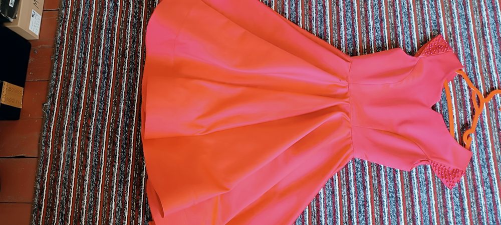 Qizil atlasviy matryaldan tiklgan. Hich kmda yoʻq bunaqa fason