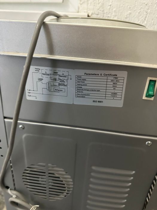 Диспенсер работает