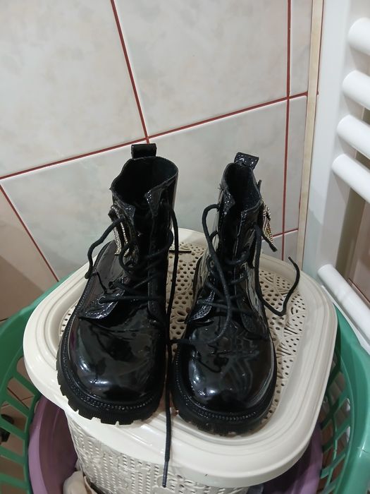 Детски боти черни лечение носени  3 -4 пъти