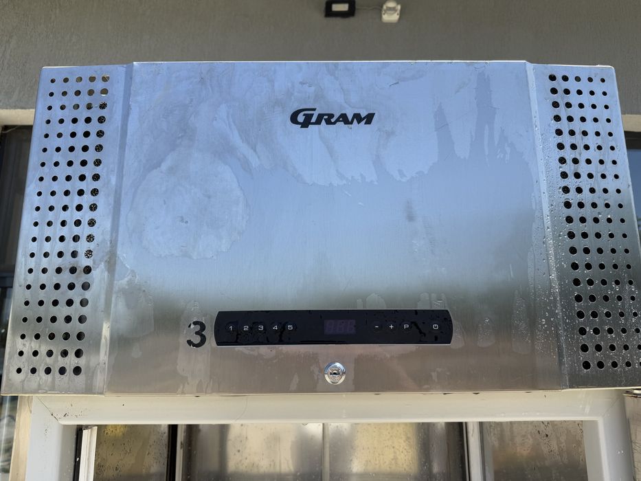 професионален хладилник Gram 215см