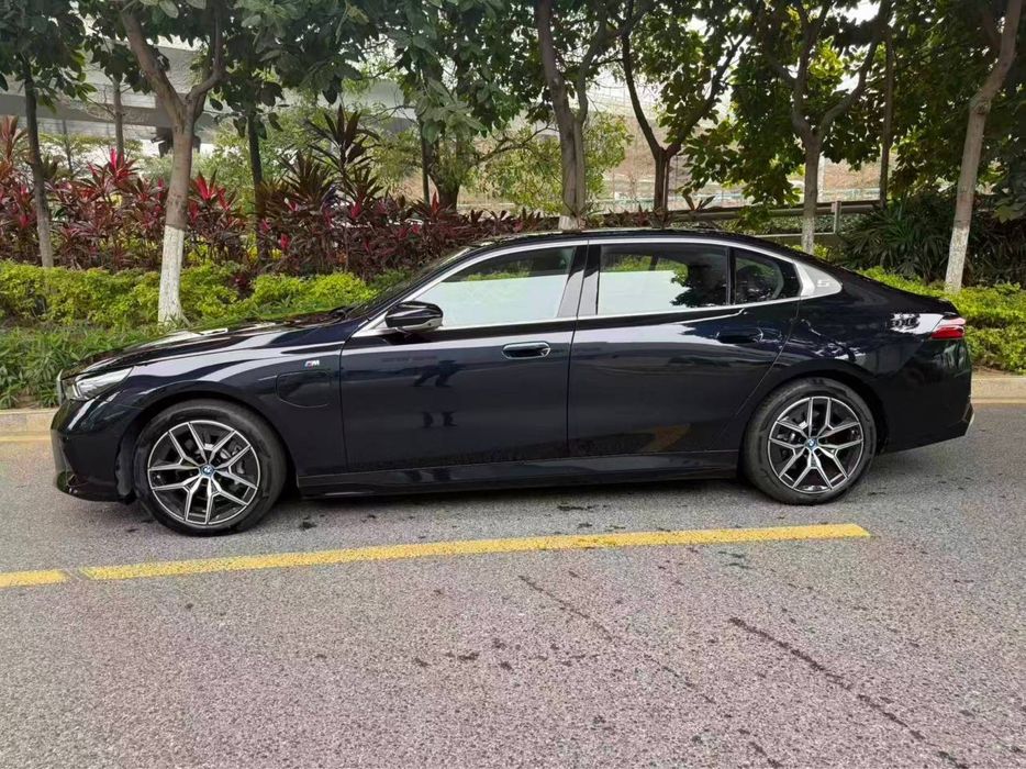 BMW i5 40L M-Sport 2025 yil
