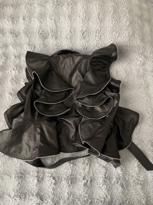 Кожанная черная жилетка