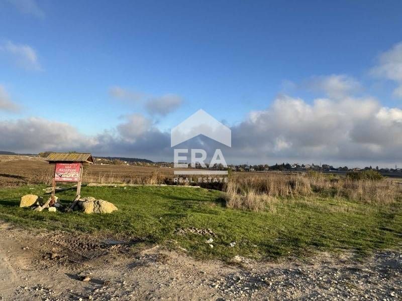 Парцел с морска панорама, разположен в близост до главен път Варна - К