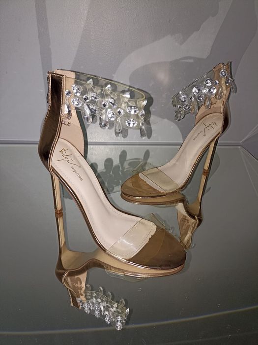 Pantofi/sandale noi.