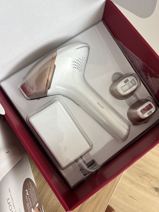 Фотоепилатор Philips Lumea 9900