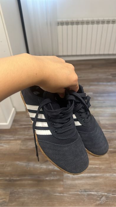 Продам новые кеды ,цвет темно синий