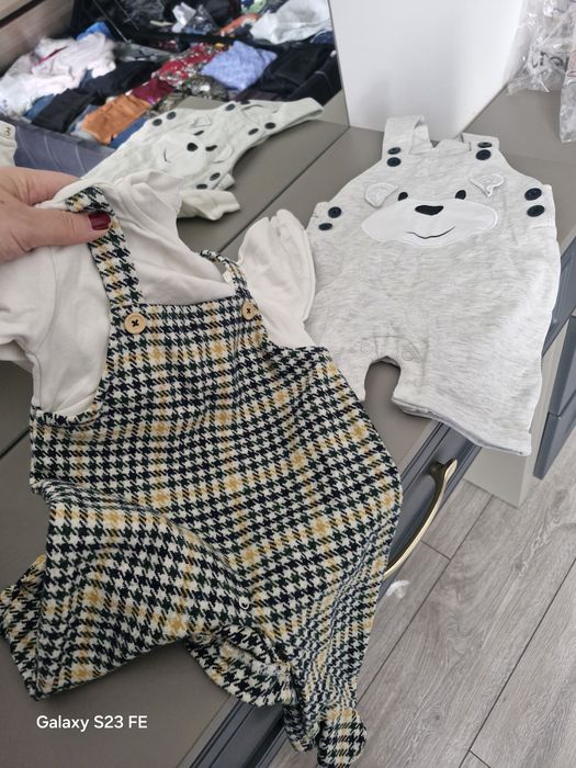 Donez haine bebe 4-6 luni+ jucarii