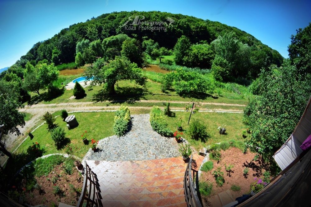 Cabana de inchiriat cu piscina si ciubar din lemn