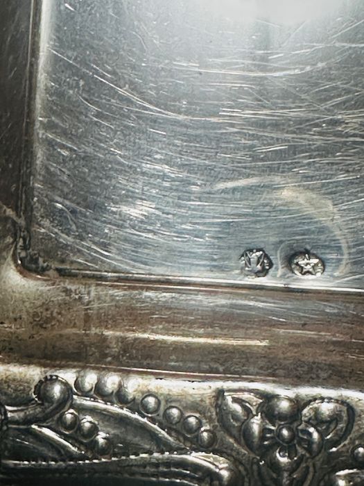 Piaptan cu oglinda si cu tavita si cu o sticla de cristal