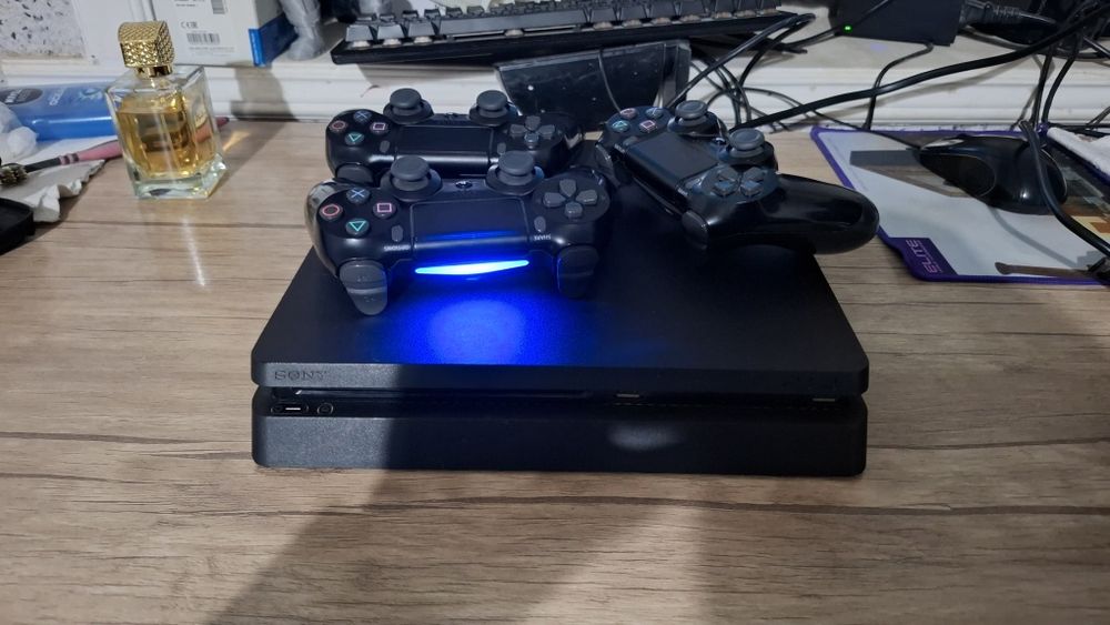 Playstation 4 slim 1TB 3x джойстик +аккаунт