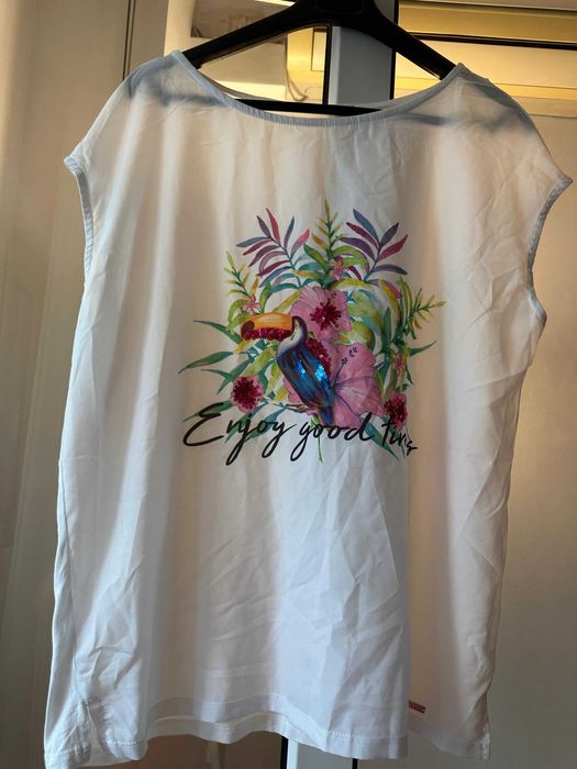 Tricou / Bluză damă Mohito albă cu imprimeu tropical Tucan și paiete – Mărimea L