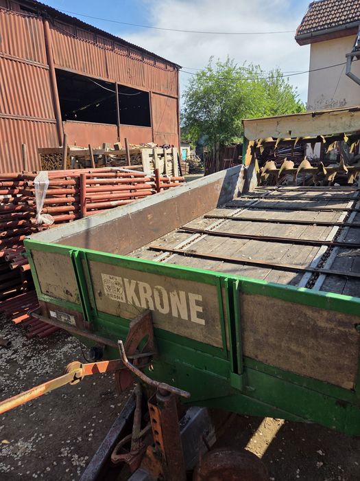 Remorca de împrăștiat gunoiul  Krone