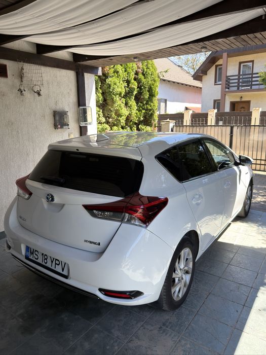 Toyota Auris 2017 hybrid 1.8 automat