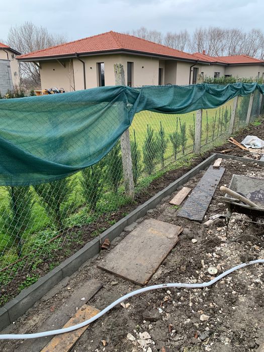 Оградна мрежа с бетонни колове