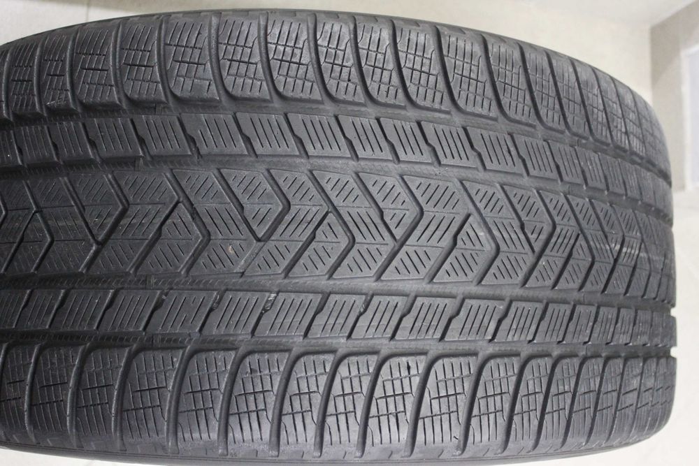 325/35-22 Pirelli Scorpion Winter