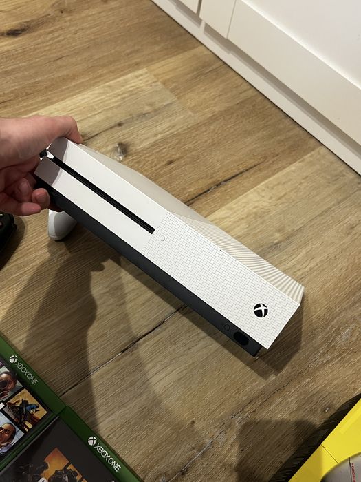 Xbox one S  cu 2 controllere si cateva jocuri