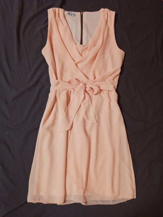 Рокля в цвят праскова с гръцко деколте