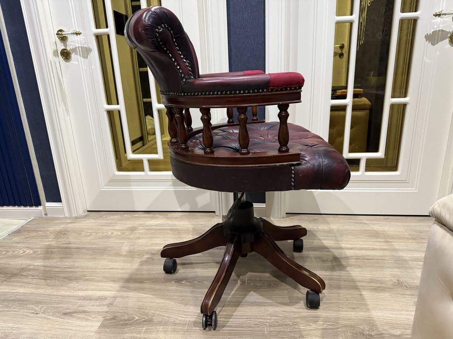 * шикарное офисное кресло из натуральных кожи и дерева