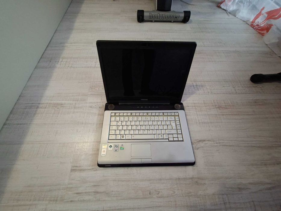 Лаптоп Тошиба работещ