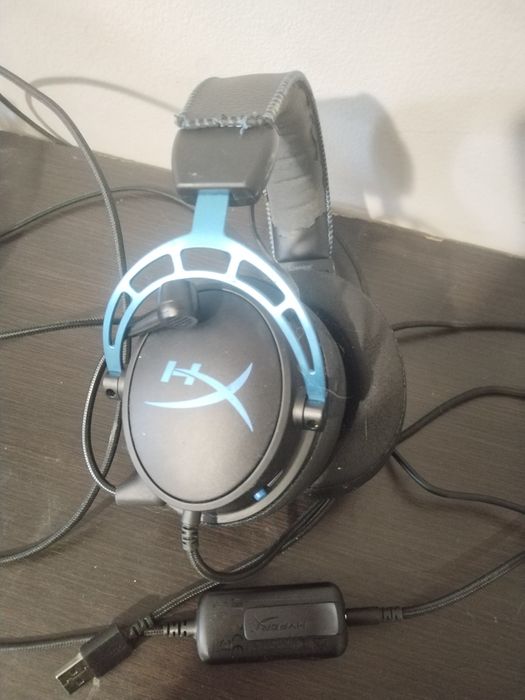 Это игровая гарнитура HyperX Cloud Alpha S (Black-Blue).