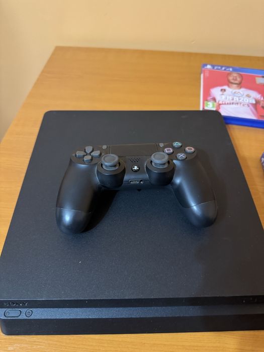 PS4 slim 1TB  място  два пъти е игран на него
