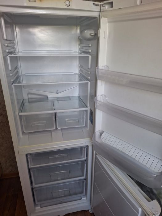 Продам холодильник Indesit