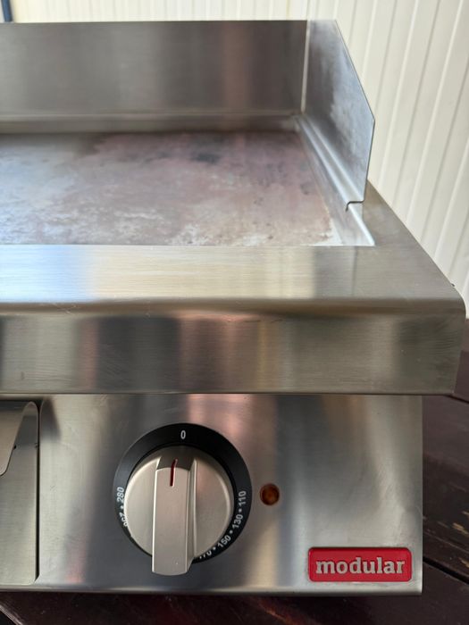 Vand plita electrica noua