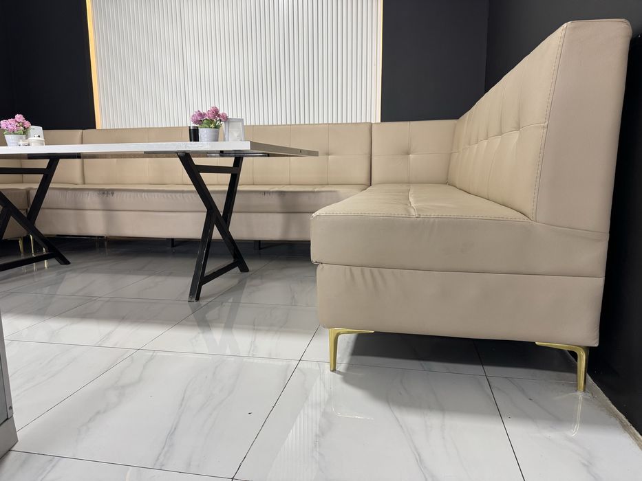 Диван.  Уголок для дома. Кафе.