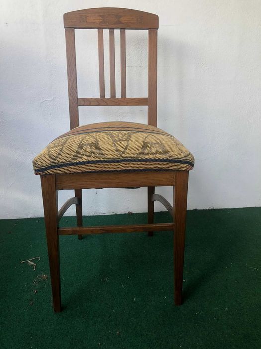 Scaun vintage din lemn masiv cu tapițerie textilă galben-bej – stil clasic
