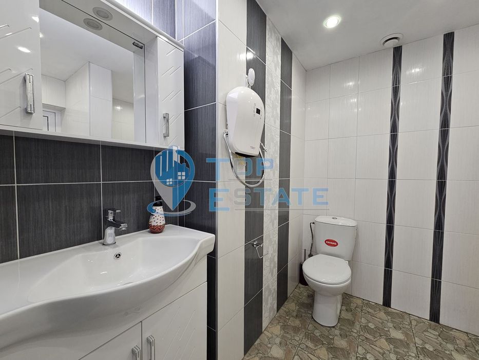 Триетажна обзаведена къща с два гаража в Горна Оряховица