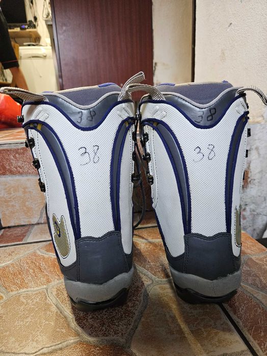 Boots snowboard in stare buna