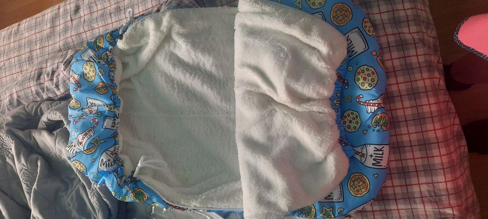 Продам комбинезон на выписку.