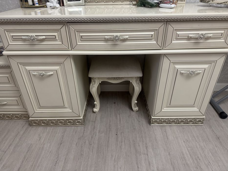 Мебель, Б/у использовано год