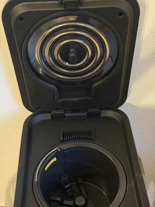 Compostor electric NutriChef 3L, negru, compact, cu functie de zdrobire si uscare