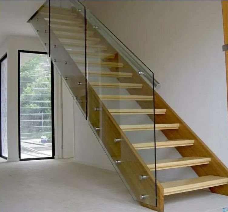 Стеклянные перила ограждения лестницы