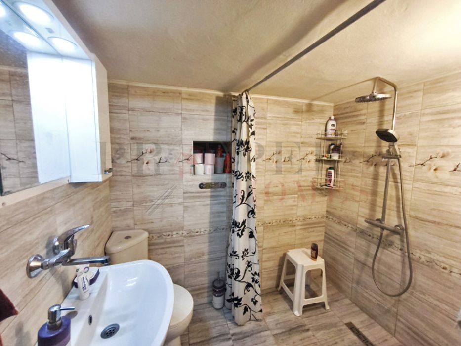 Продажба Къща гр. Елена - с. Донковци 280m² и двор 5880m²