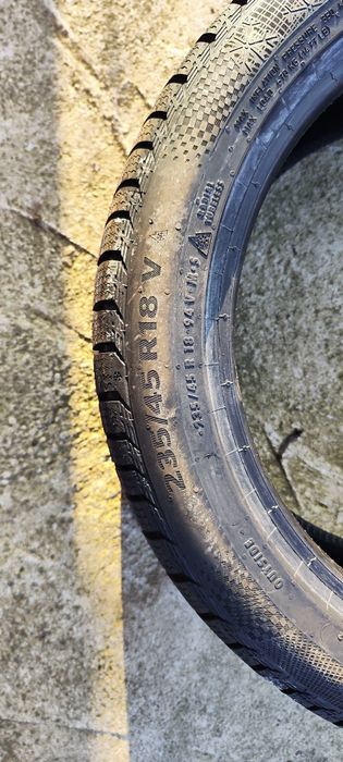 Vând 2 cauciucuri Continental 235 45  R18 , 225 45 R18