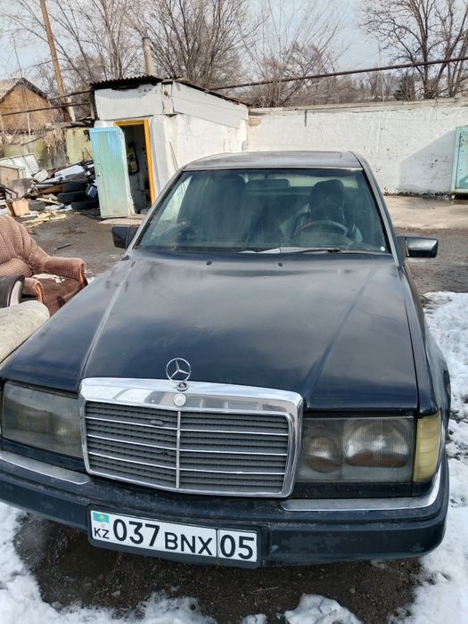 Машина Мерседес 124