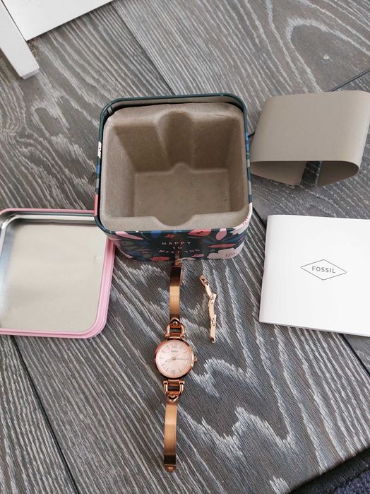 Продавам дамски часовник FOSSIL es3268