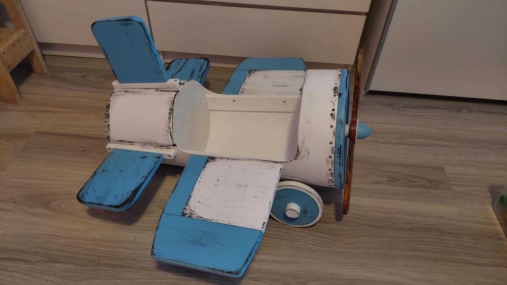 Avion din lemn recuzita foto si o scara mica