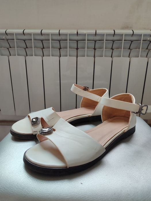 Весь обувь в хорошем состоянии