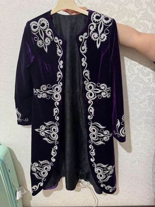 Камзол мен кажекей сатылады.